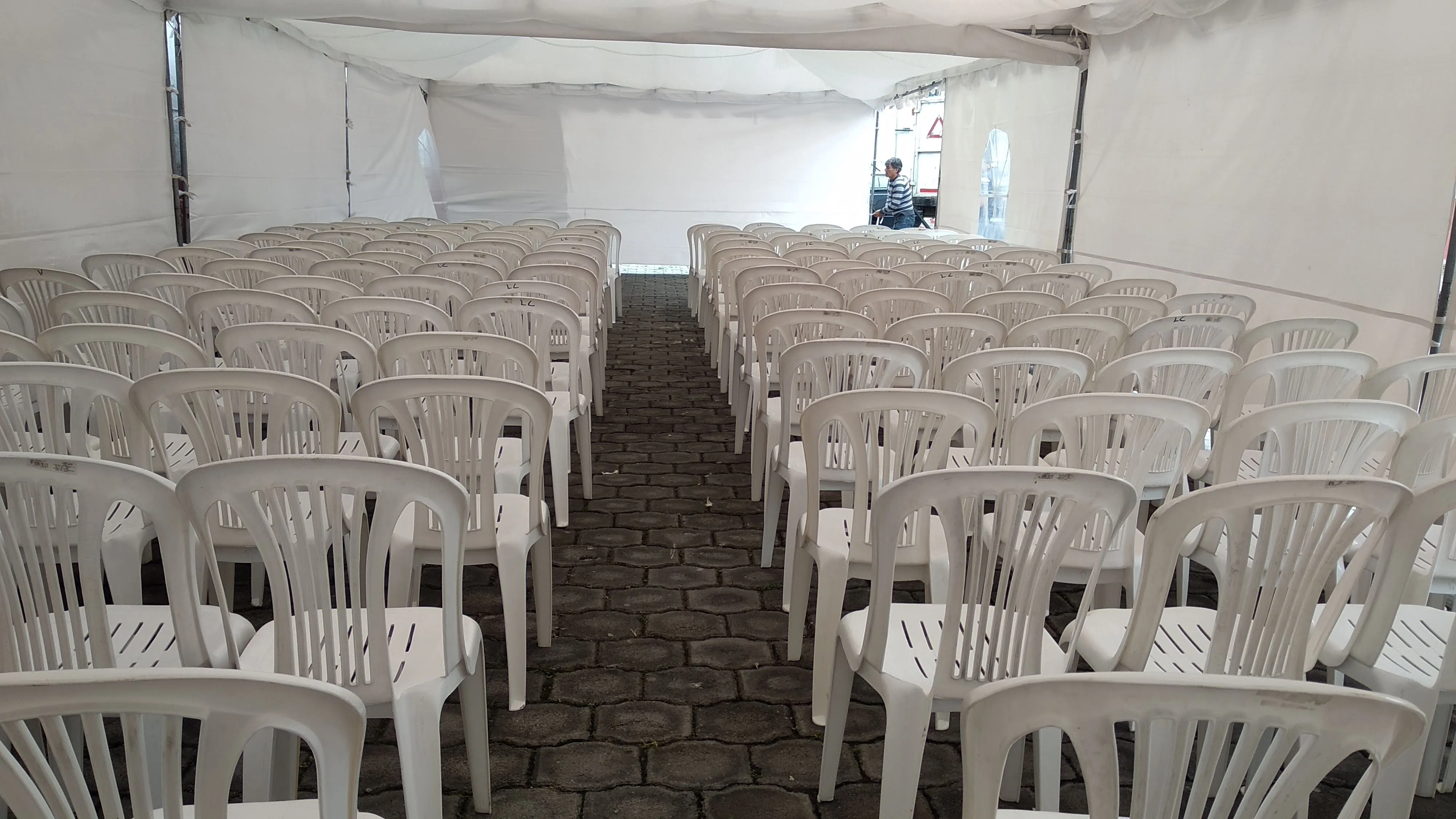 Sillas blancas para eventos